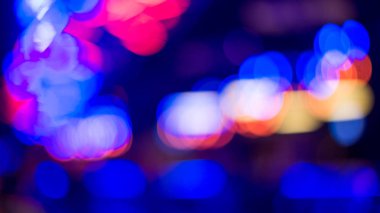Arka plan bulanık. Trans-renkli ışıklar