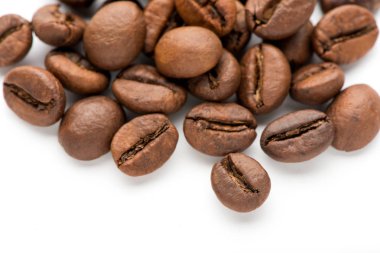 Beyaz arka planda kahve çekirdekleri