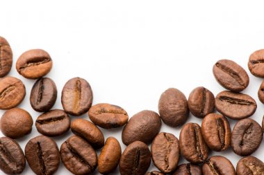 Beyaz arka planda kahve çekirdekleri