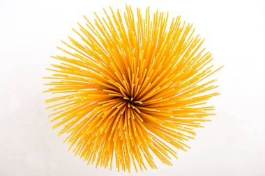 beyaz zemin üzerine spagetti. İtalyan spagetti. Spagetti