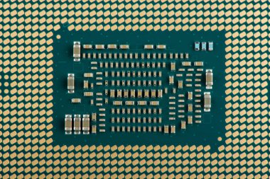 beyaz zemin üzerinde işlemci