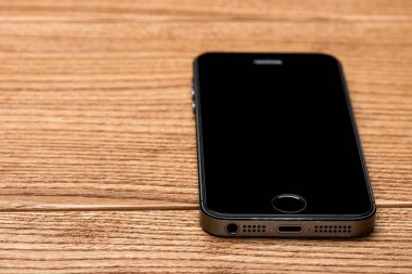 Ahşap masadaki akıllı telefon.