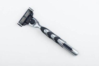 Beyaz arka plan üzerinde tıraş makinesi. jilet yakın çekim. ustura