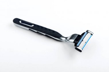 Beyaz arka plan üzerinde tıraş makinesi. jilet yakın çekim. ustura