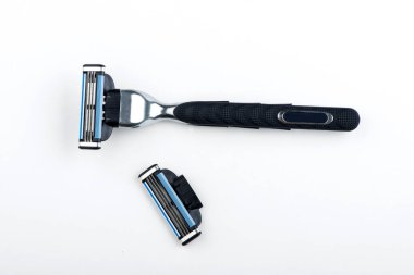 Beyaz arka plan üzerinde tıraş makinesi. jilet yakın çekim. ustura