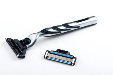 Beyaz arka plan üzerinde tıraş makinesi. jilet yakın çekim. ustura