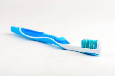 Beyaz arka plan üzerinde diş fırçası. diş ipi. Diş fırçası