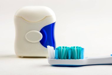 Beyaz arka plan üzerinde diş fırçası. diş ipi. Diş fırçası