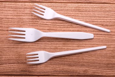 Plastik çatallar yakın çekim. Masadaki çatal.