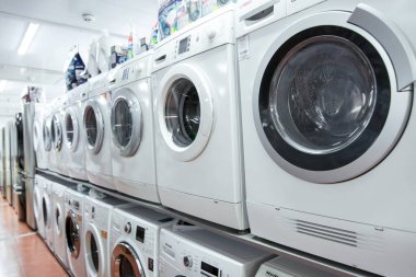 Çamaşır makinesi dükkanı. çamaşır makineleri kapatın