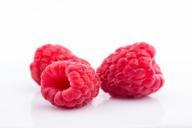 Ahududu yakından. Tatlı ahududu. Beyaz arka planda ahududu