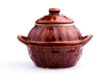 Kil kapları yakın plan. Beyaz arkaplanda kil çömlekler