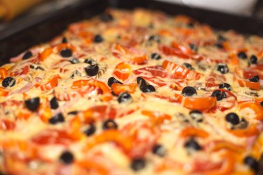 Peynir li ve zeytinli lezzetli pizza. Tonda stil fotoğraf. Pizza