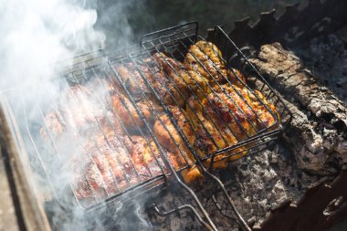 Metal ızgara üzerinde ızgara marine tavuk