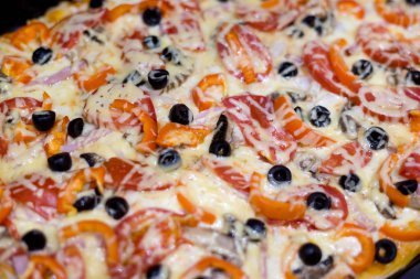 Peynir li ve zeytinli lezzetli pizza. Tonda stil fotoğraf. Pizza