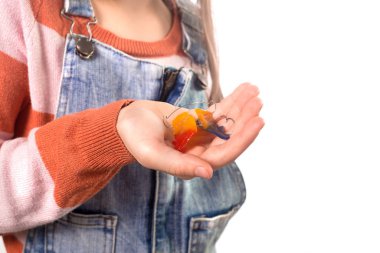 Ortodonti aletli küçük kız beyaz sırt çantasında izole edilmiş.