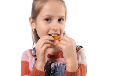 Ortodonti aletli küçük kız beyaz sırt çantasında izole edilmiş.