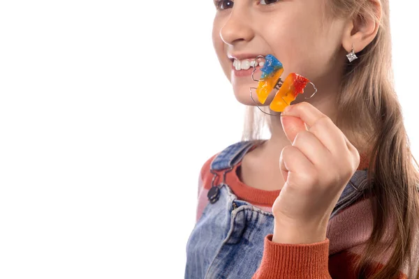 Ortodonti aletli küçük kız beyaz sırt çantasında izole edilmiş. — Stok fotoğraf
