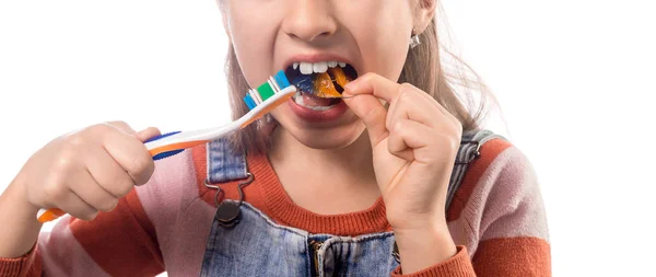 Портрет маленькой симпатичной девочки с зубной щеткой и ортодонтом — стоковое фото