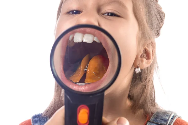 Menina bonito pouco com um aparelho ortodôntico em um backgr branco — Fotografia de Stock