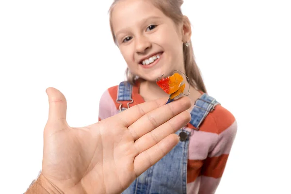 Реакція маленької дівчинки на пропозицію носити ортодо — стокове фото