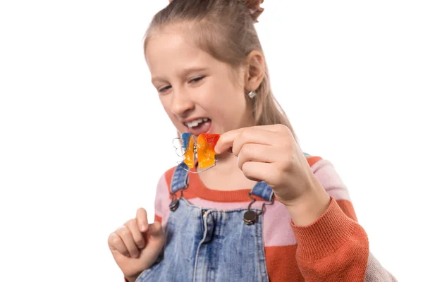 Ortodonti aletli küçük kız beyaz sırt çantasında izole edilmiş. — Stok fotoğraf
