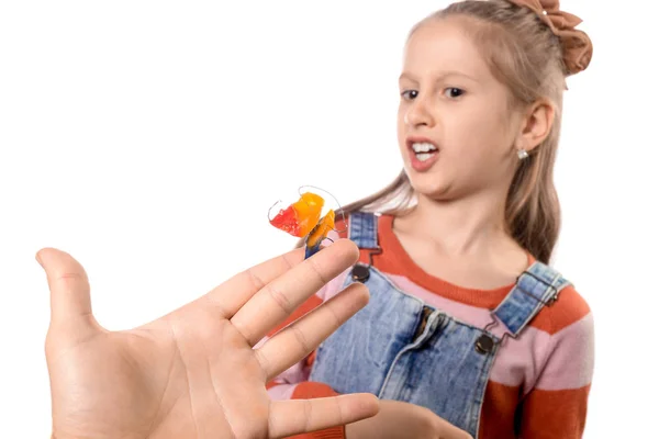 De reactie van een klein meisje op het voorstel om een orthodo te dragen — Stockfoto