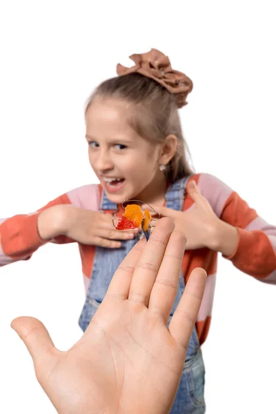 The reaction of a little girl to the proposal to wear an orthodo — Stock Photo, Image