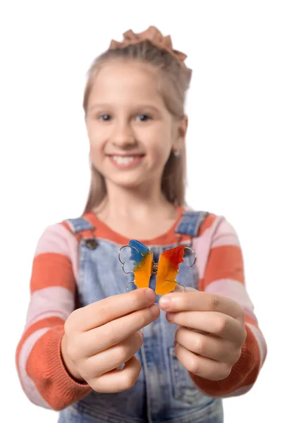 Kleines Mädchen mit Kieferorthopädie-Gerät isoliert auf weißem Backgr — Stockfoto