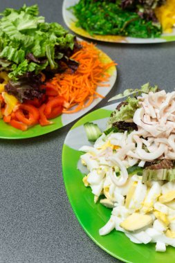 Yeşil tabakta salata yapmak için gerekli malzemeler. Sağlıklı yeme kavramı.