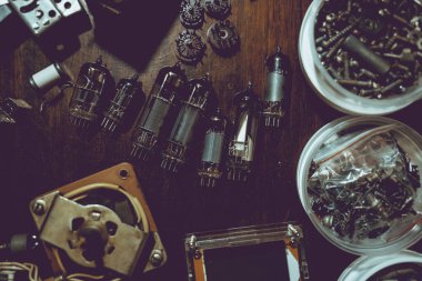 Elektronik vakum tüpleri ve masadaki diğer elektronik bileşenler. Tasarım için ayarlanmış arkaplan.