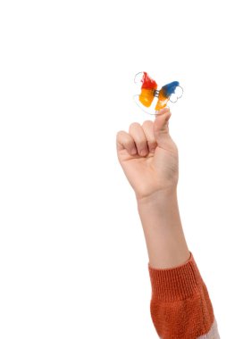 Beyaz arka planda izole edilmiş ortodontik cihazlı çocuk eli