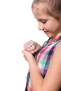 Beyaz arka planda beyaz hamsterlı tatlı küçük kız.
