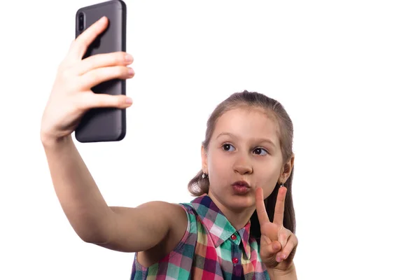 Linda Niñita Tomando Una Selfie Teléfono Estudio Foto Sobre Fondo —  Fotos de Stock