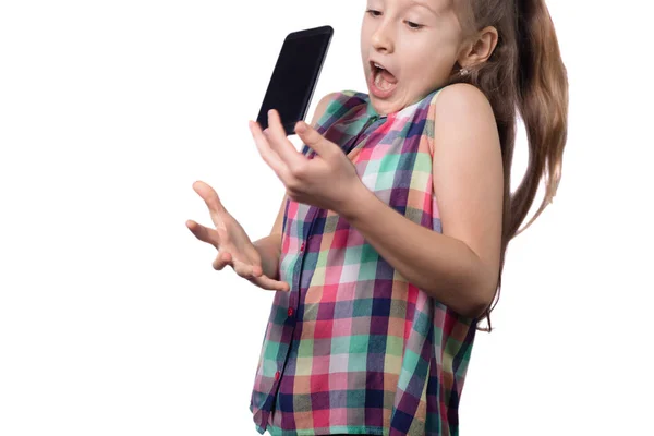 Linda Niña Está Tratando Coger Teléfono Móvil Foto Del Estudio —  Fotos de Stock