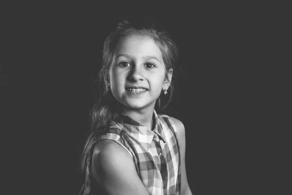 Nettes Kleines Mädchen Posiert Auf Schwarzem Hintergrund Foto Monochromen Stil — Stockfoto