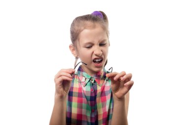 Beyaz arka planda gözlüklü şirin bir kız. Stüdyo çekimi.