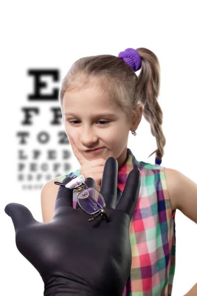 Oftalmóloga Doctora Niña Linda Sus Gafas Nuevas Reacción Del Niño — Foto de Stock