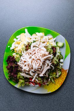 Yeşil tabakta salata yapmak için gerekli malzemeler. Sağlıklı yeme kavramı.