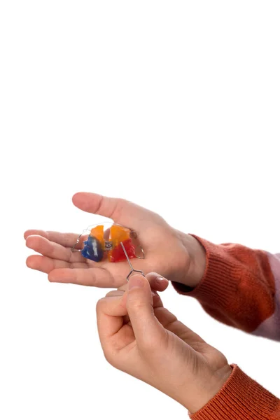 Mano Niño Con Aparato Ortodoncia Llave Especial Aislada Sobre Fondo — Foto de Stock