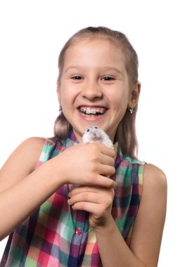 Beyaz arka planda beyaz hamsterlı tatlı küçük kız.