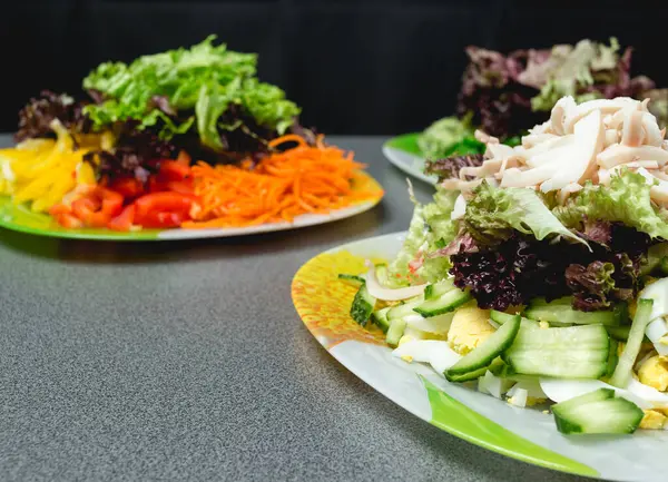 Zutaten Für Salat Auf Einem Grünen Teller Konzept Der Gesunden — Stockfoto