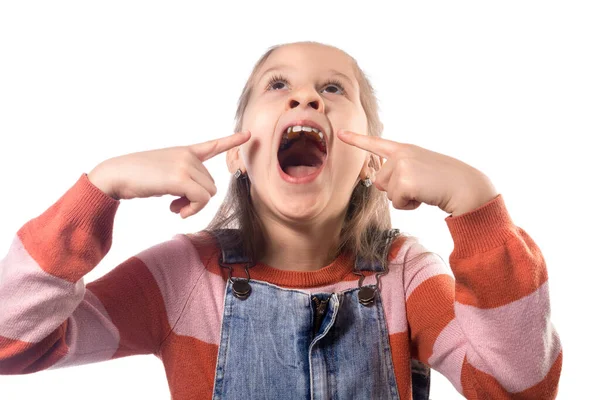 Potret Gadis Kecil Yang Lucu Menunjukkan Peralatan Ortodontiknya Pada Latar — Stok Foto
