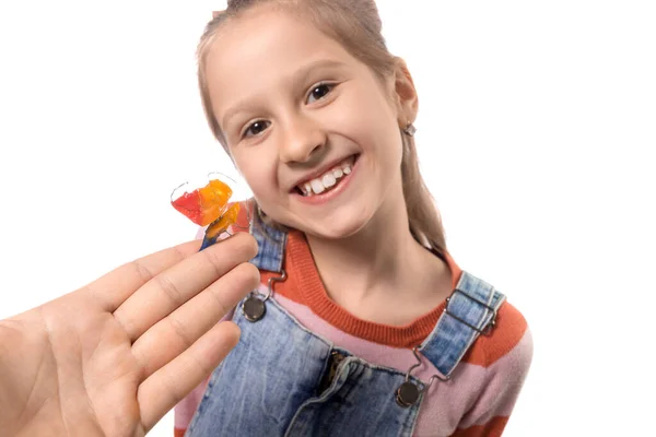 Reação Uma Menina Proposta Usar Aparelho Ortodôntico Fundo Branco — Fotografia de Stock