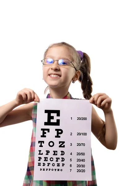 Menina Bonito Óculos Com Uma Mesa Para Exame Ocular Estúdio — Fotografia de Stock