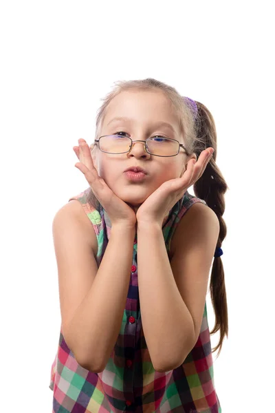 Kleines Nettes Mädchen Mit Brille Posiert Auf Weißem Hintergrund Kind — Stockfoto