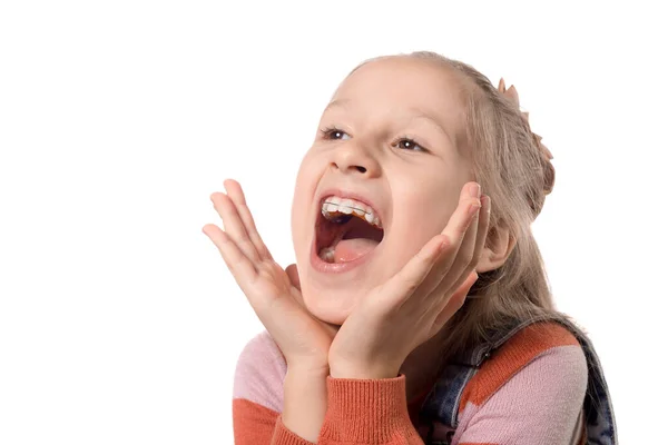 Retrato Niña Con Aparato Ortodoncia Aislado Sobre Fondo Blanco Fotos De Stock Sin Royalties Gratis