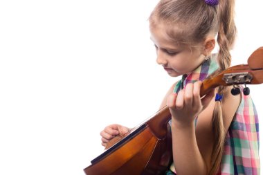 Domra oynayan tatlı küçük kız. Stüdyo fotoğrafı. Beyaz arkaplanda izole edilmiş model