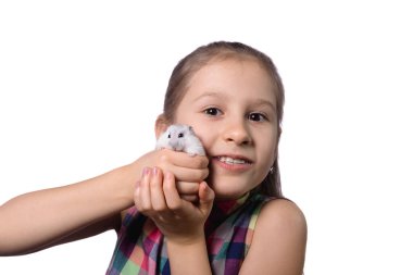 Beyaz arka planda beyaz hamsterlı tatlı küçük kız.