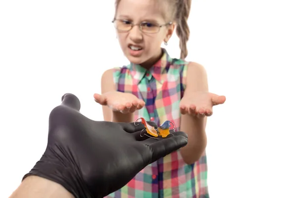 Reactie Van Een Klein Meisje Het Voorstel Een Orthodontisch Apparaat — Stockfoto